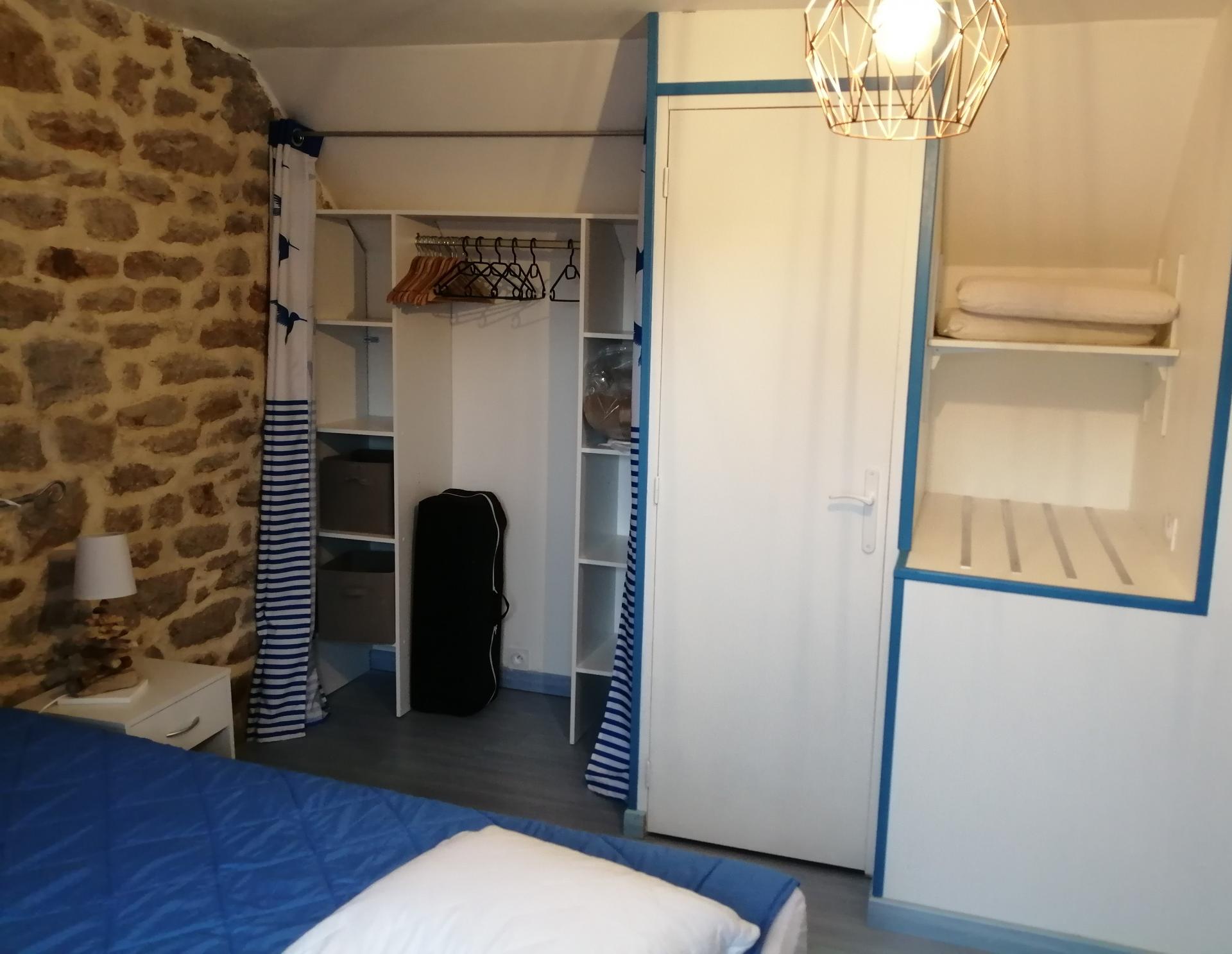 Chambre bleue Rangements ouvert